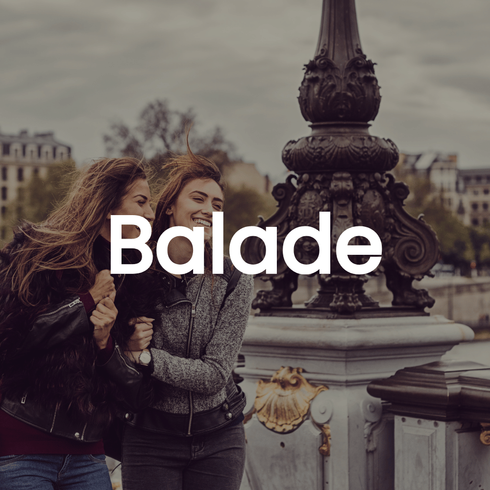 Groupe de jeunes pendant une balade