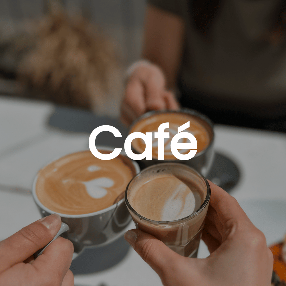 Groupe de jeunes qui se retrouve dans un café
