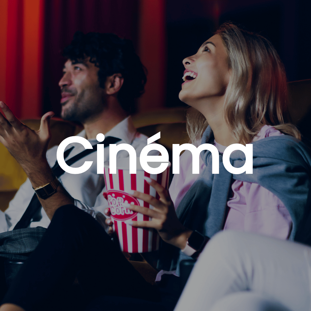 Groupe de jeunes au cinéma