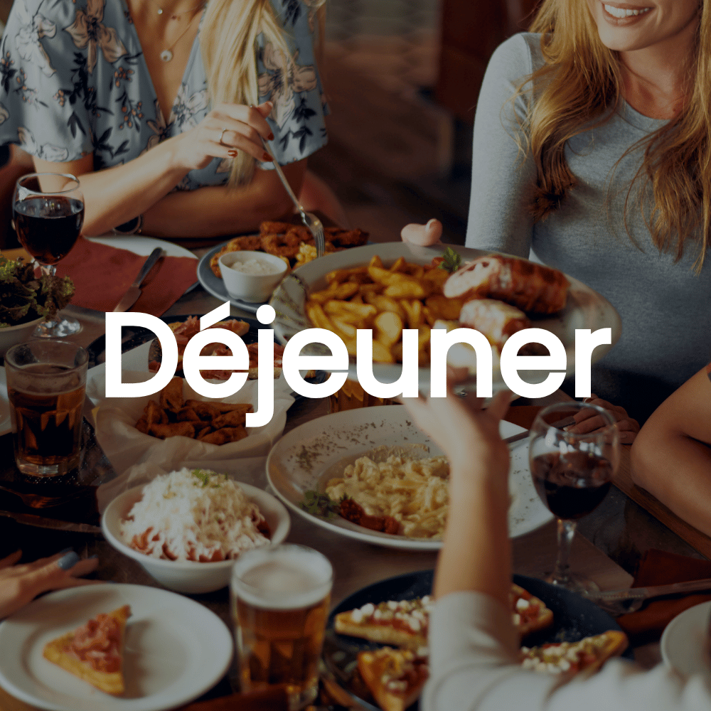 Groupe de jeunes qui déjeune ensemble