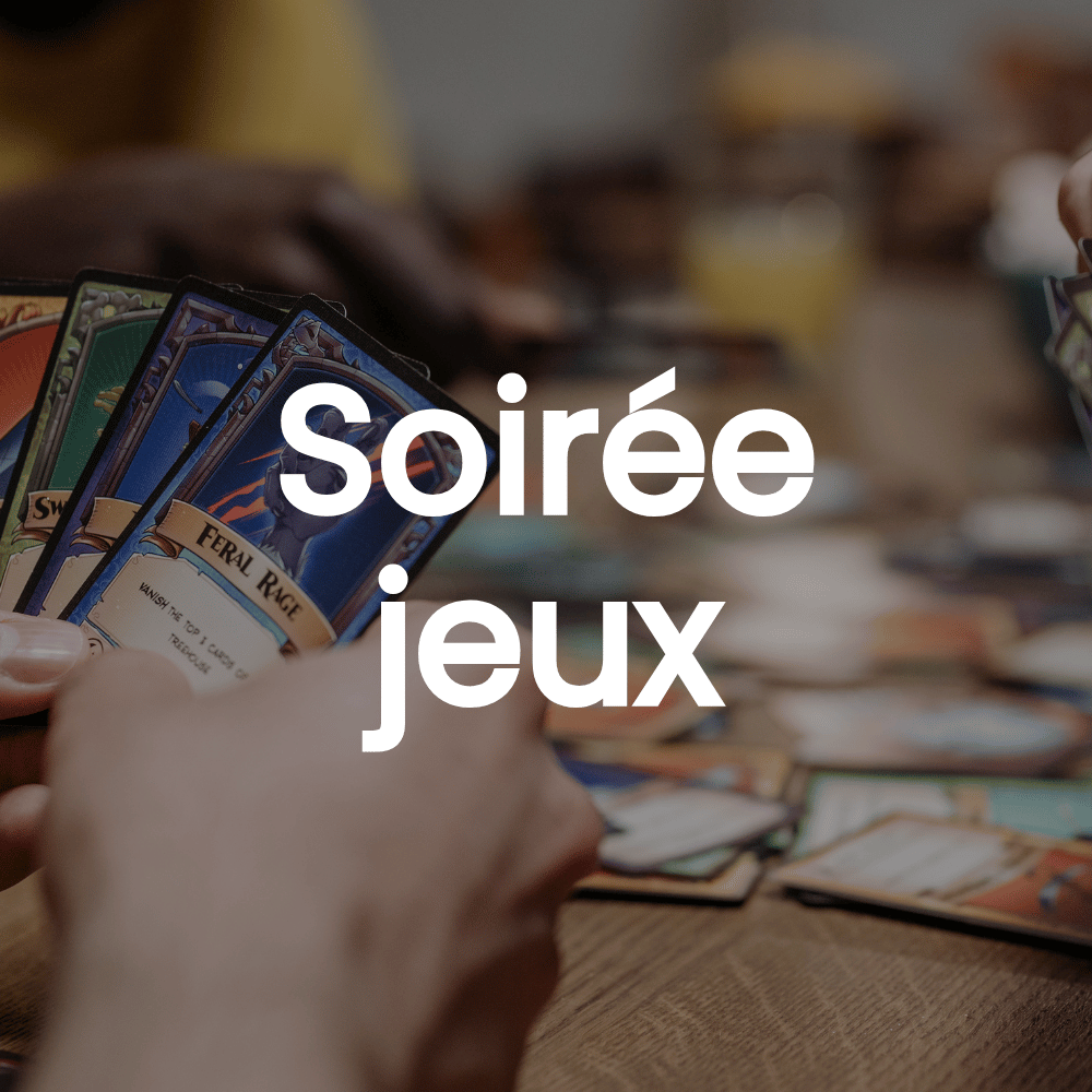 Groupe de jeunes pendant une soirée jeux