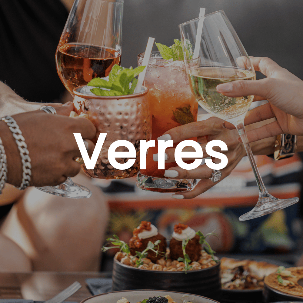 Groupe de jeunes qui prend un verre
